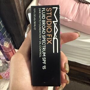 MAC Cosmetics Studio Fix Fluid Foundation SPF 15